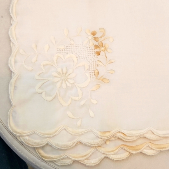 6 Vintage Embroidered Flower Napkins - Picture 3 of 5